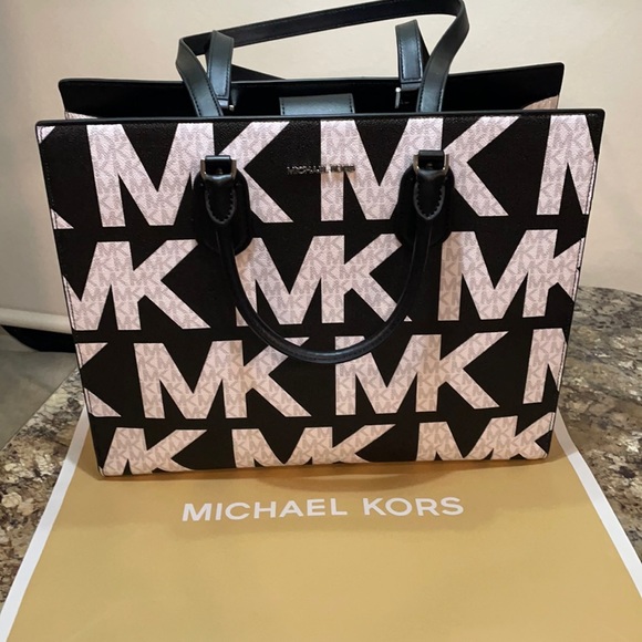 NWT Michael Kors Large Logo Tote-Everly